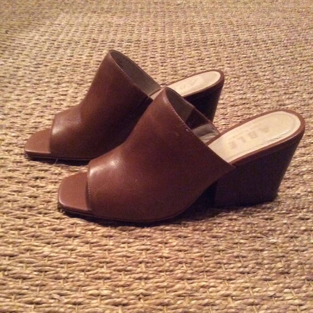 Women’s 8.5 leather Able Mules